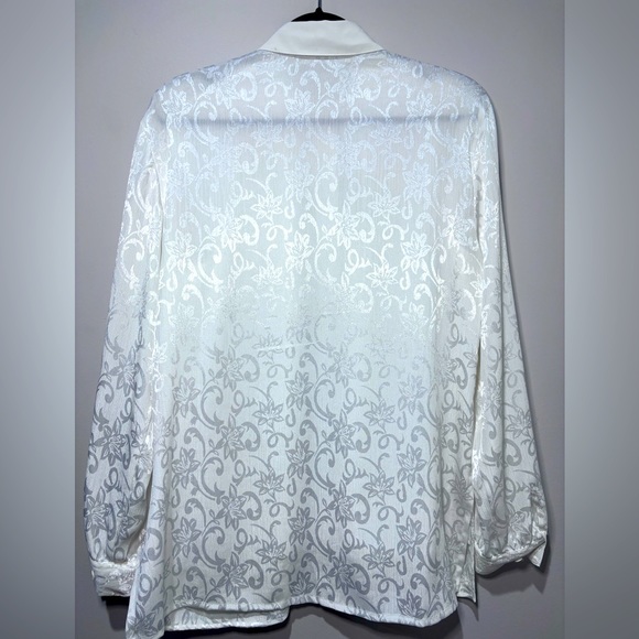 Beautiful vintage white button down blouse - Picture 4 of 5